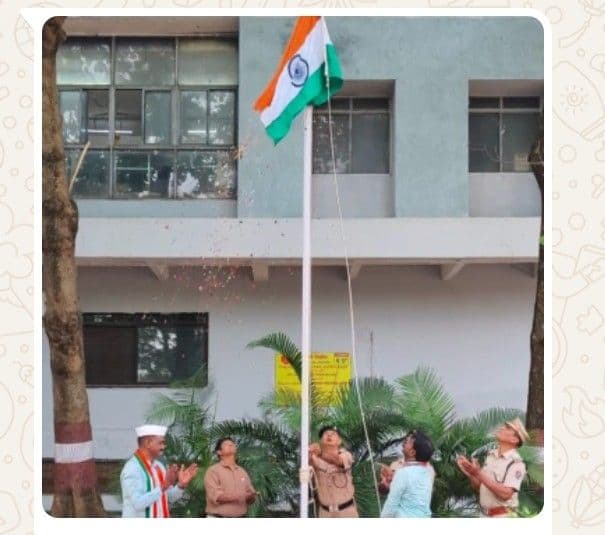 80th Independence Day Celebration at Diesel Loco Shed Railway Office
SAKKARE NAADU Hubballi :- The 80th Independence Day was celebrated in a patriotic and festive atmosphere at the Diesel Loco Shed Railway Office. Following the flag-hoisting ceremony on the office premises, the National Anthem was played, and the staff and officers paid their respects to the nation.